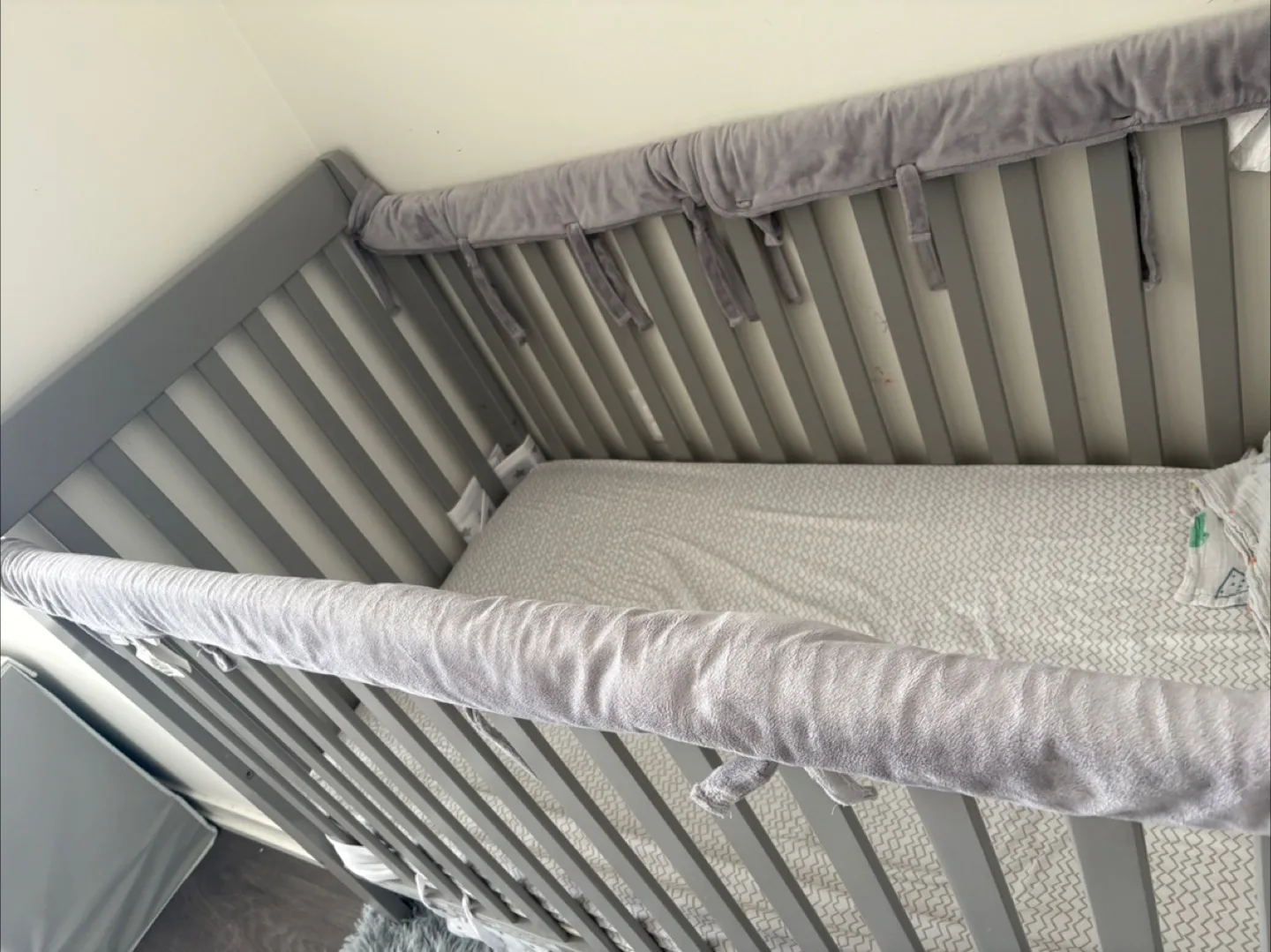 Grey Baby Crib with Bumper Pads image indicator(4)