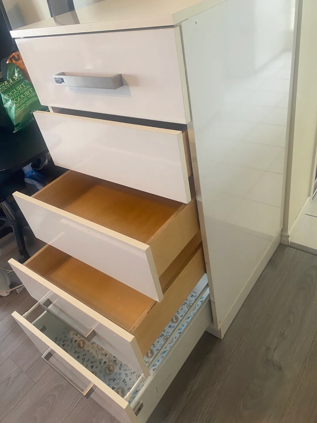 Hettich White 4-Drawer Dresser image indicator(3)