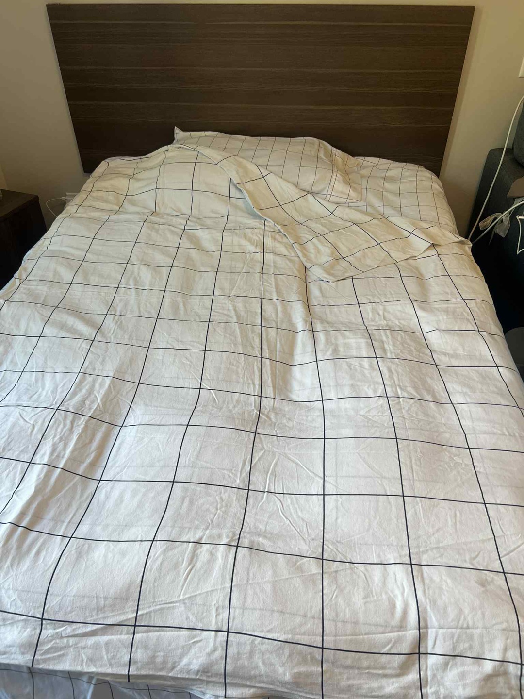 White Grid Pattern Bedding Set