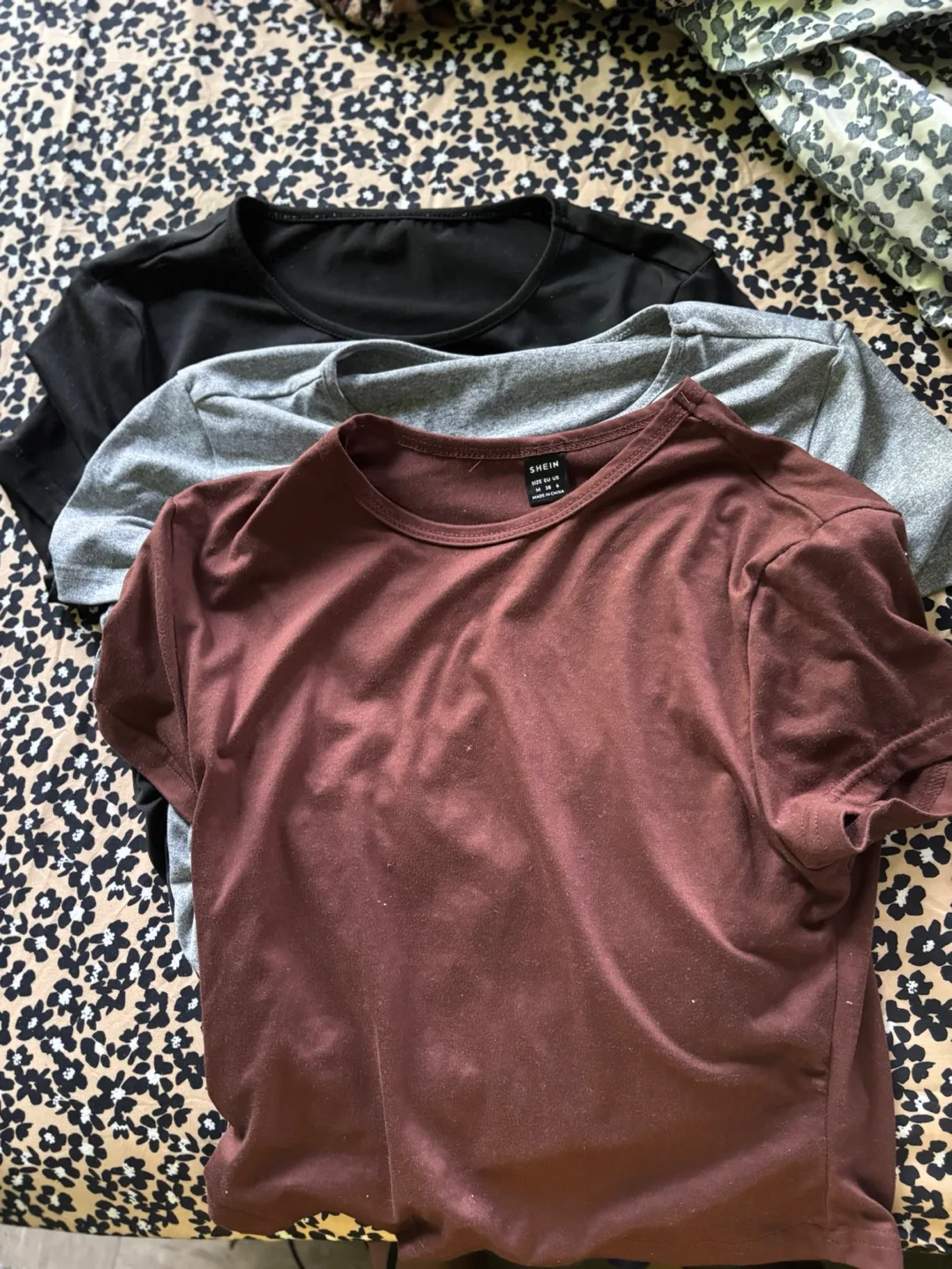 Crop tops- Gray, Black, Brown - Size M image indicator(4)