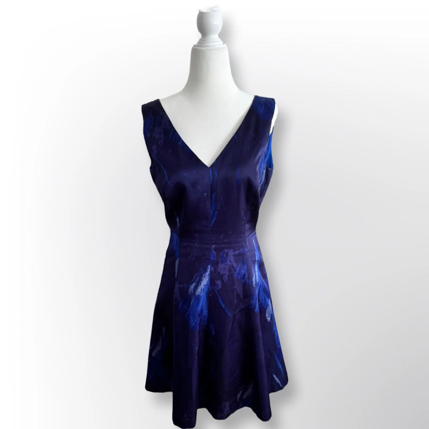 Tahari Blue Abstract V Neck Sleeveless Sheath Dress | Size 6P thumbnail