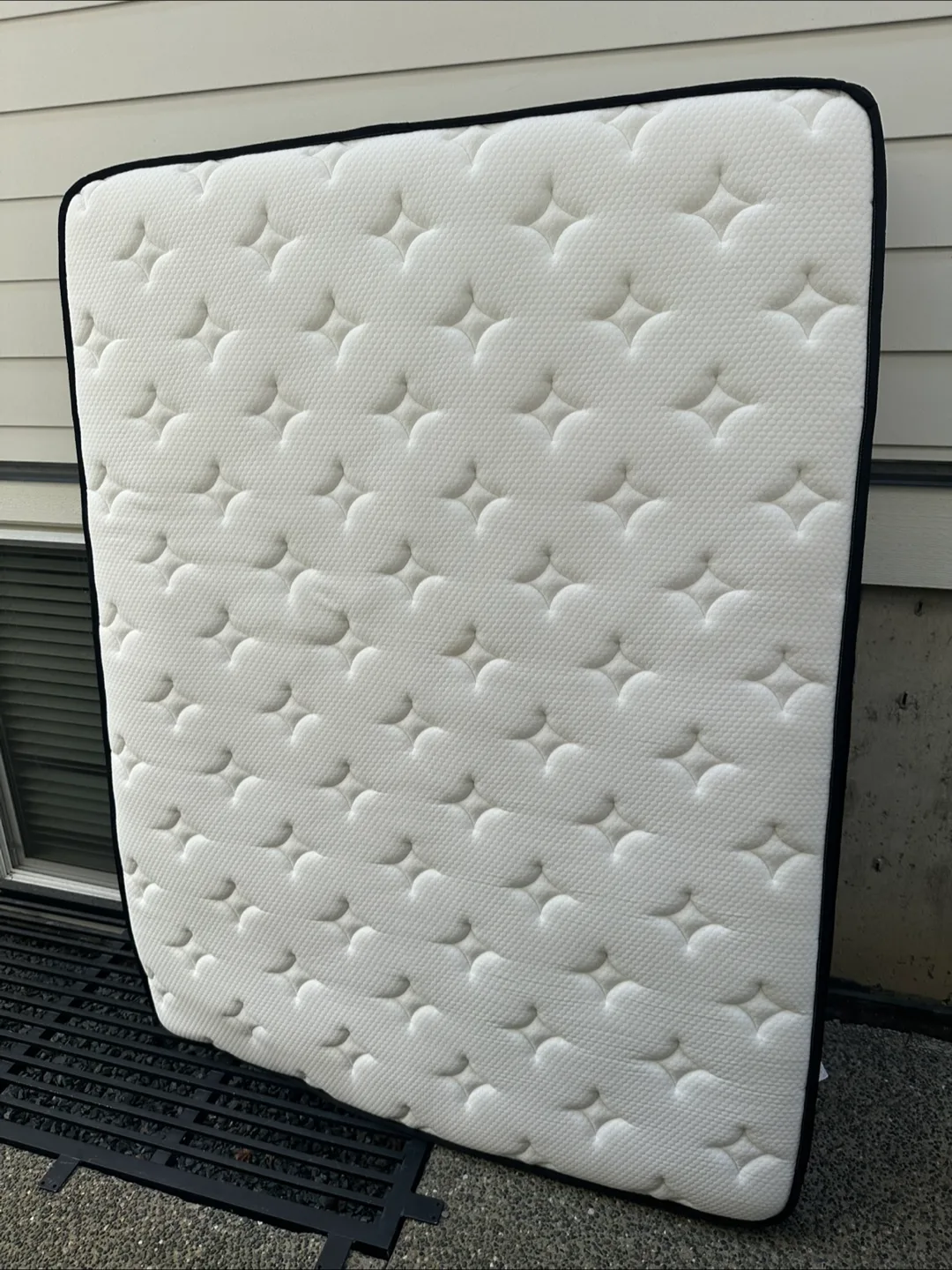 Queen mattress like new thumbnail