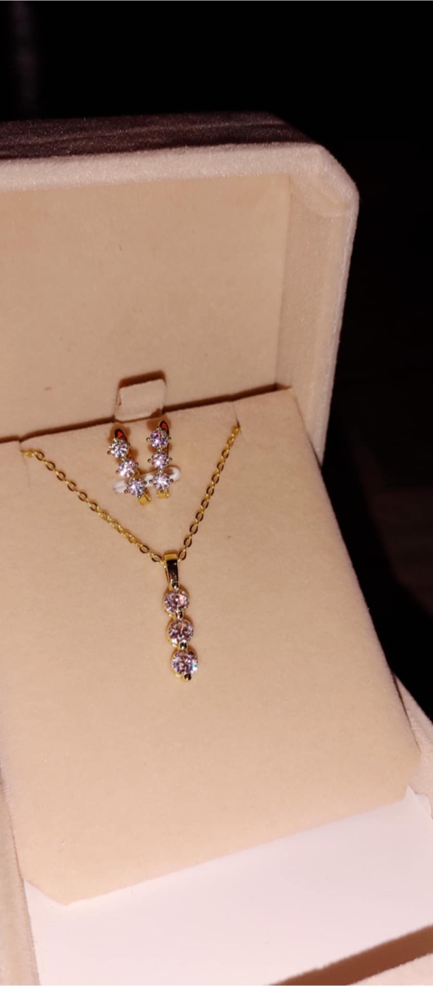 Brand new Cultivated vvs1 Diamond Necklace and Earring Set