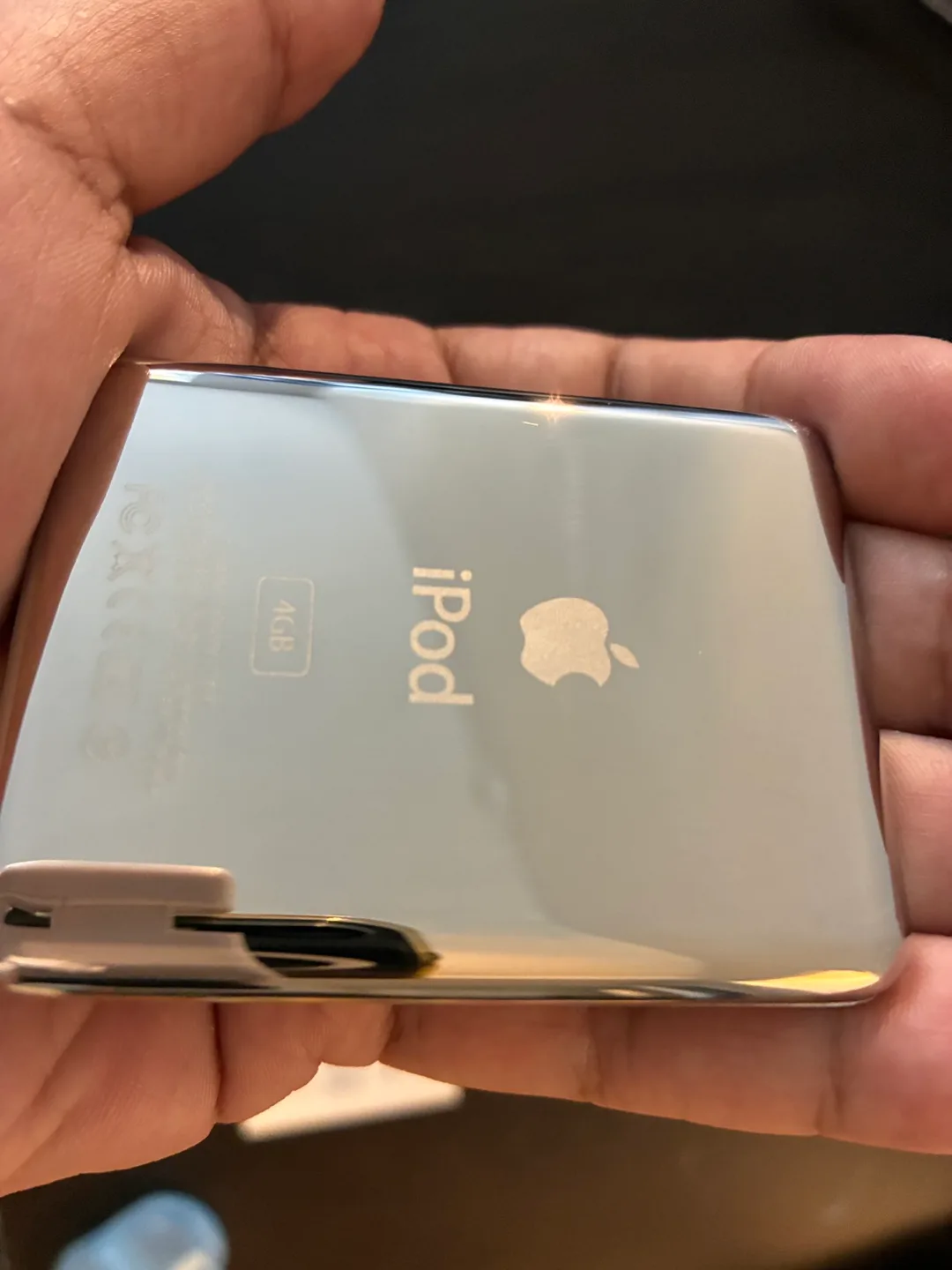 iPod Nano 3rd Gen 4gb (near mint!) w/ new cable image indicator(6)