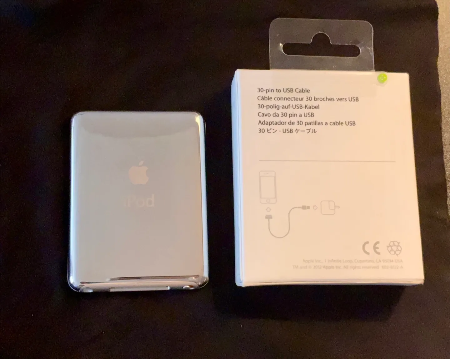 iPod Nano 3rd Gen 4gb (near mint!) w/ new cable image indicator(2)