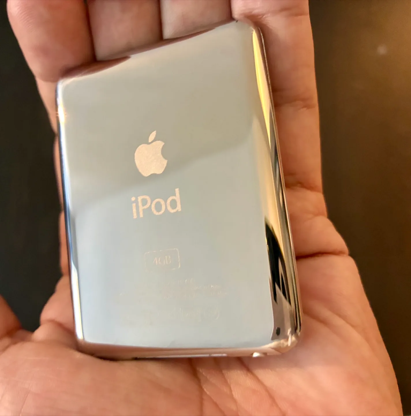 iPod Nano 3rd Gen 4gb (near mint!) w/ new cable image indicator(5)