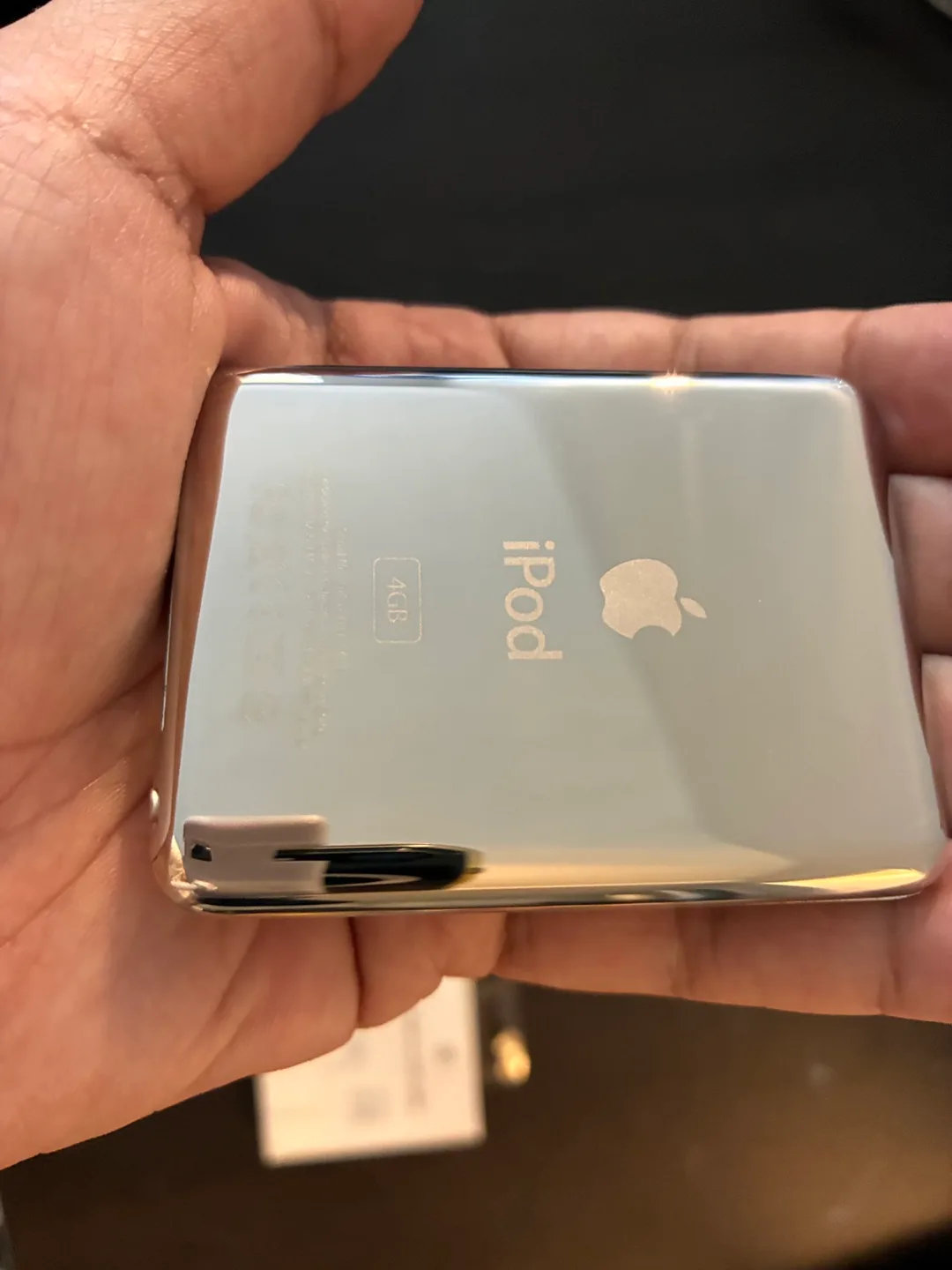 iPod Nano 3rd Gen 4gb (near mint!) w/ new cable image indicator(7)