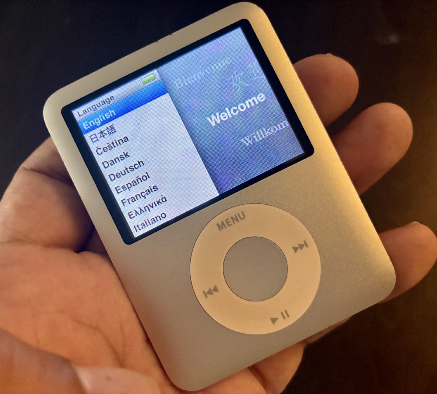 iPod Nano 3rd Gen 4gb (near mint!) w/ new cable - photo 3