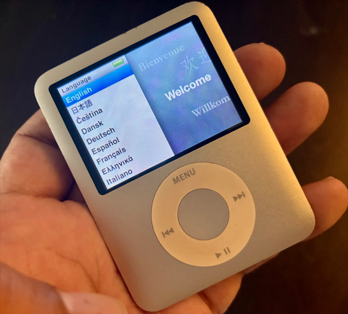 iPod Nano 3rd Gen 4gb (near mint!) w/ new cable image indicator(3)