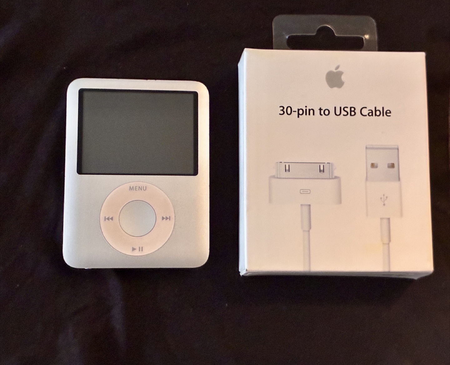 iPod Nano 3rd Gen 4gb (near mint!) w/ new cable