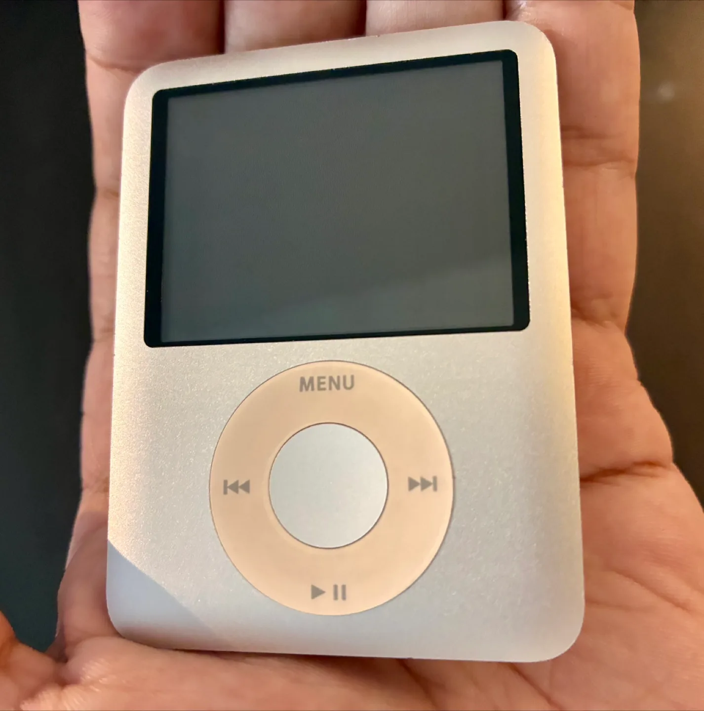 iPod Nano 3rd Gen 4gb (near mint!) w/ new cable image indicator(4)