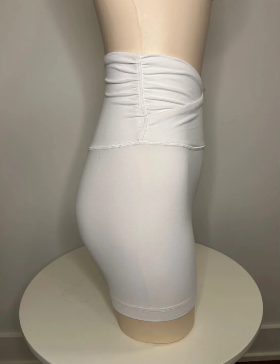 Lululemon Align High Rise White Shorts image indicator(2)