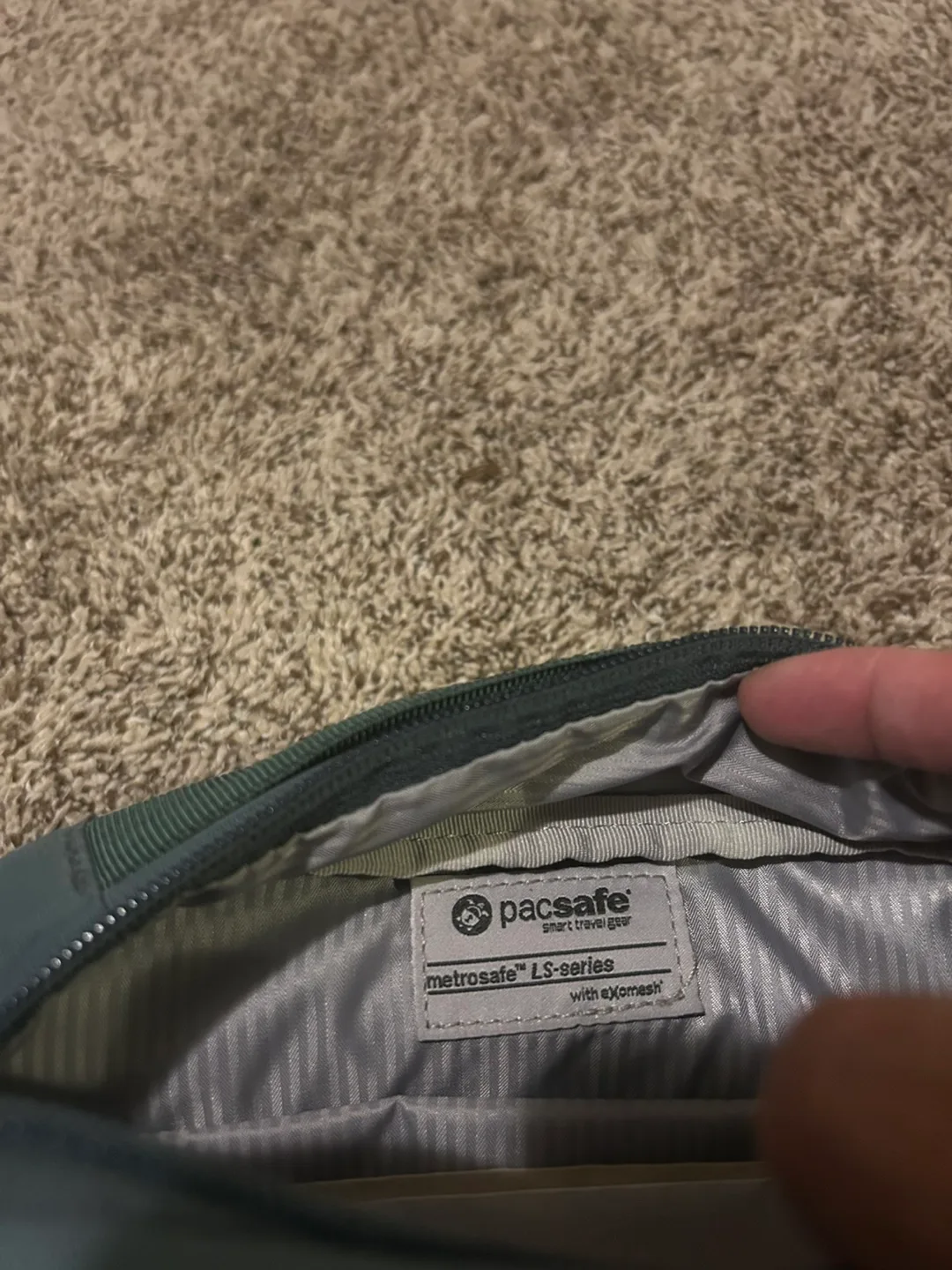 Pacsafe Metrosafe LS-Series Crossbody Bag image indicator(2)