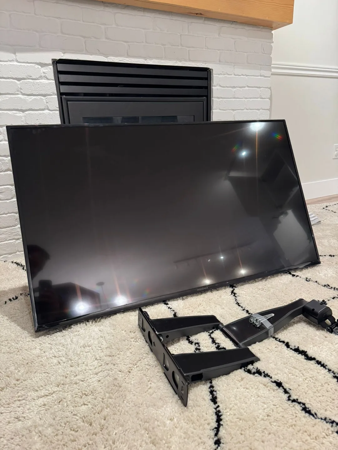 Insignia 48" TV with Wall Mount image indicator(4)