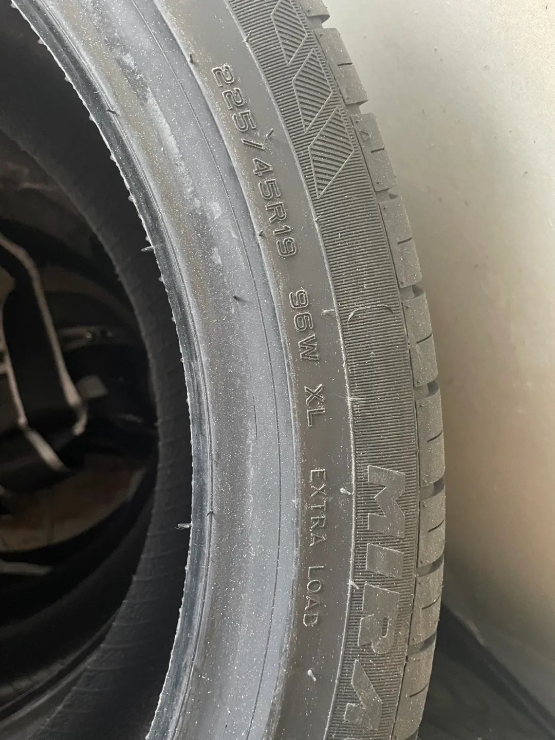 Mirage MR-HP172 Tire 225/45R19 image indicator(4)