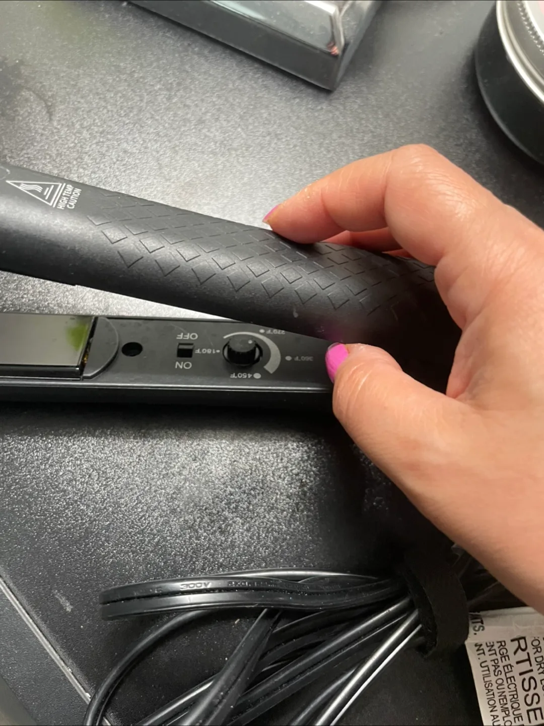 🥕Kipozi Hair Straightener - Like New! image indicator(2)