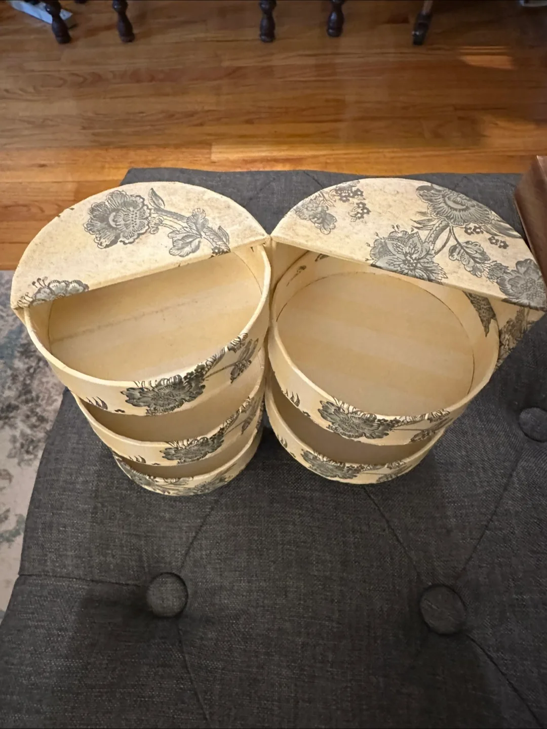 Floral Patterned Round Jewelry Box image indicator(2)