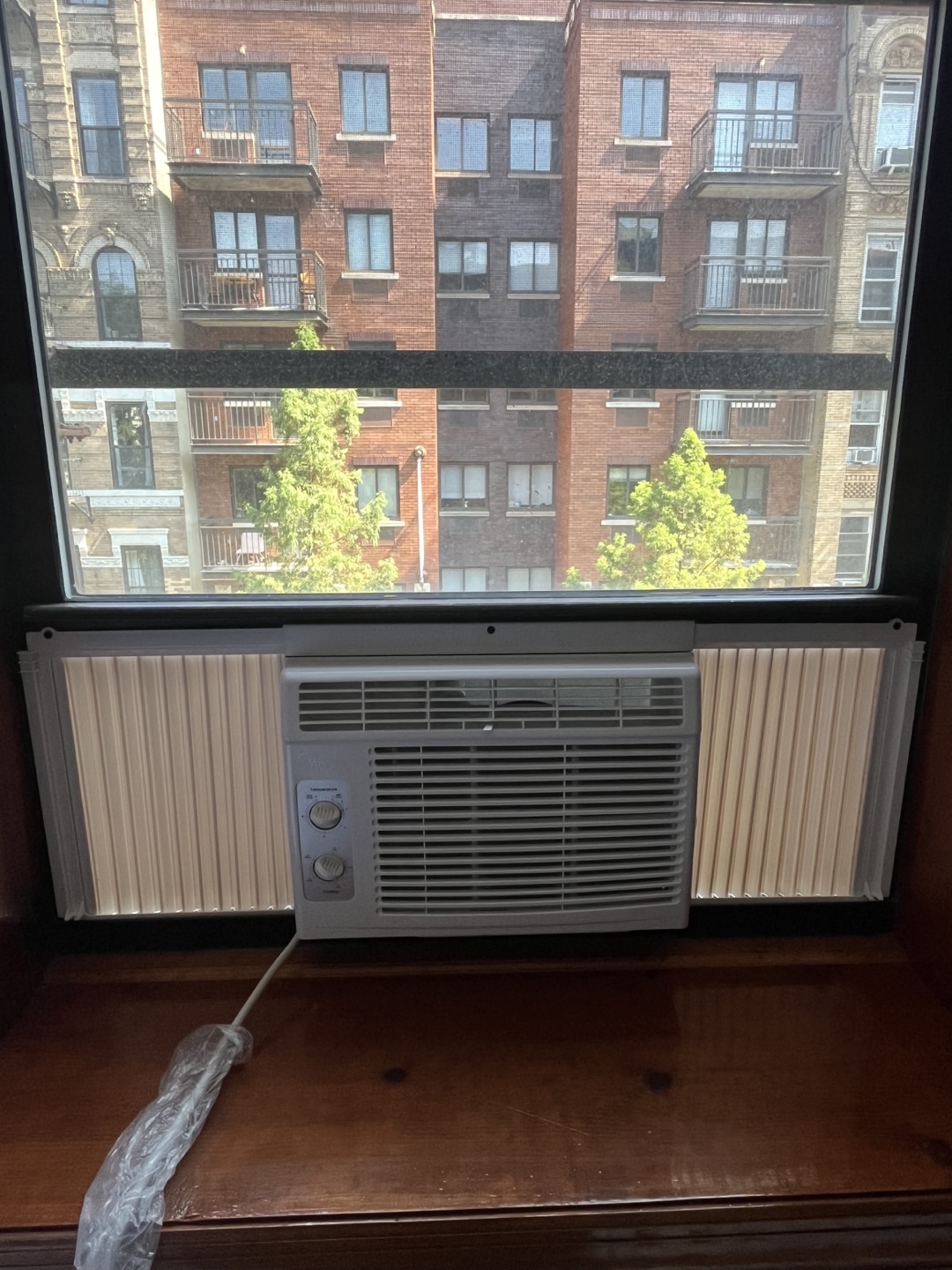 Midea Window Air Conditioner - photo 2