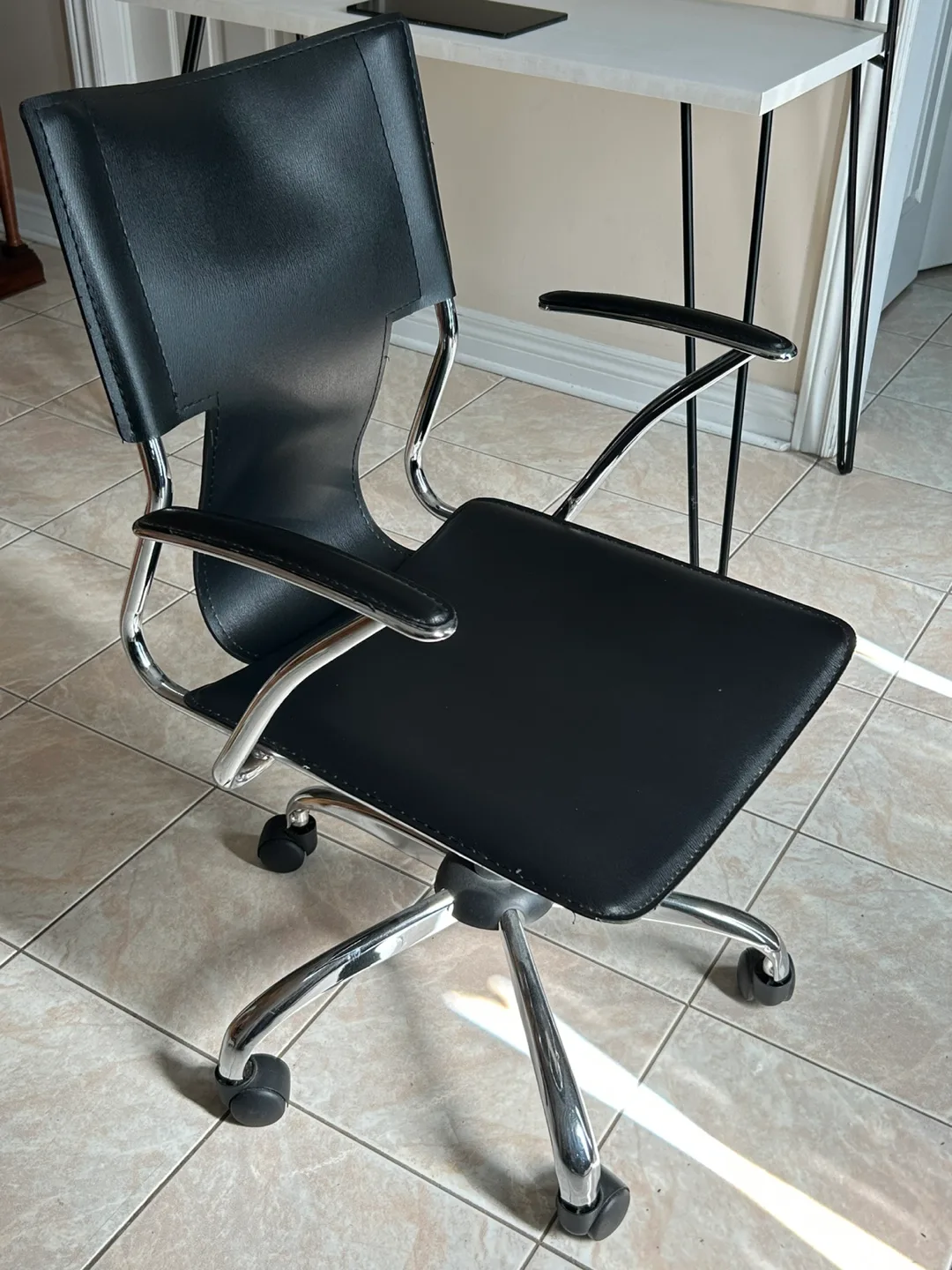 Black Office Chair ( swiveling , adjustable high) thumbnail