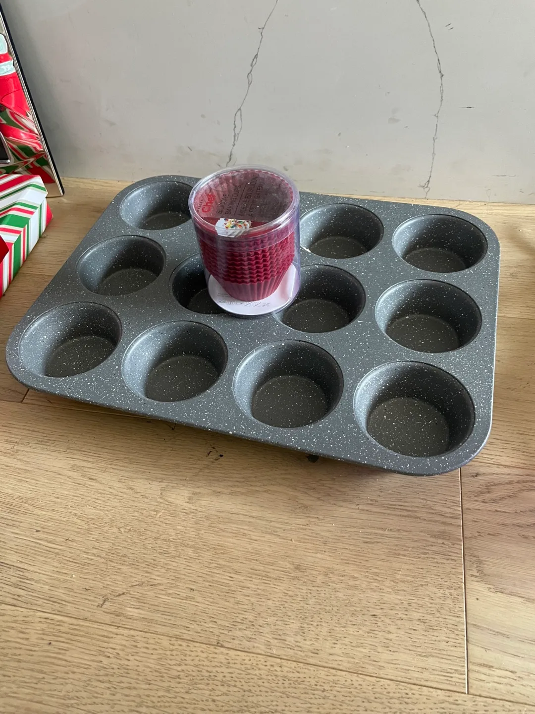 Muffin Pan with Silicone Baking Cups thumbnail