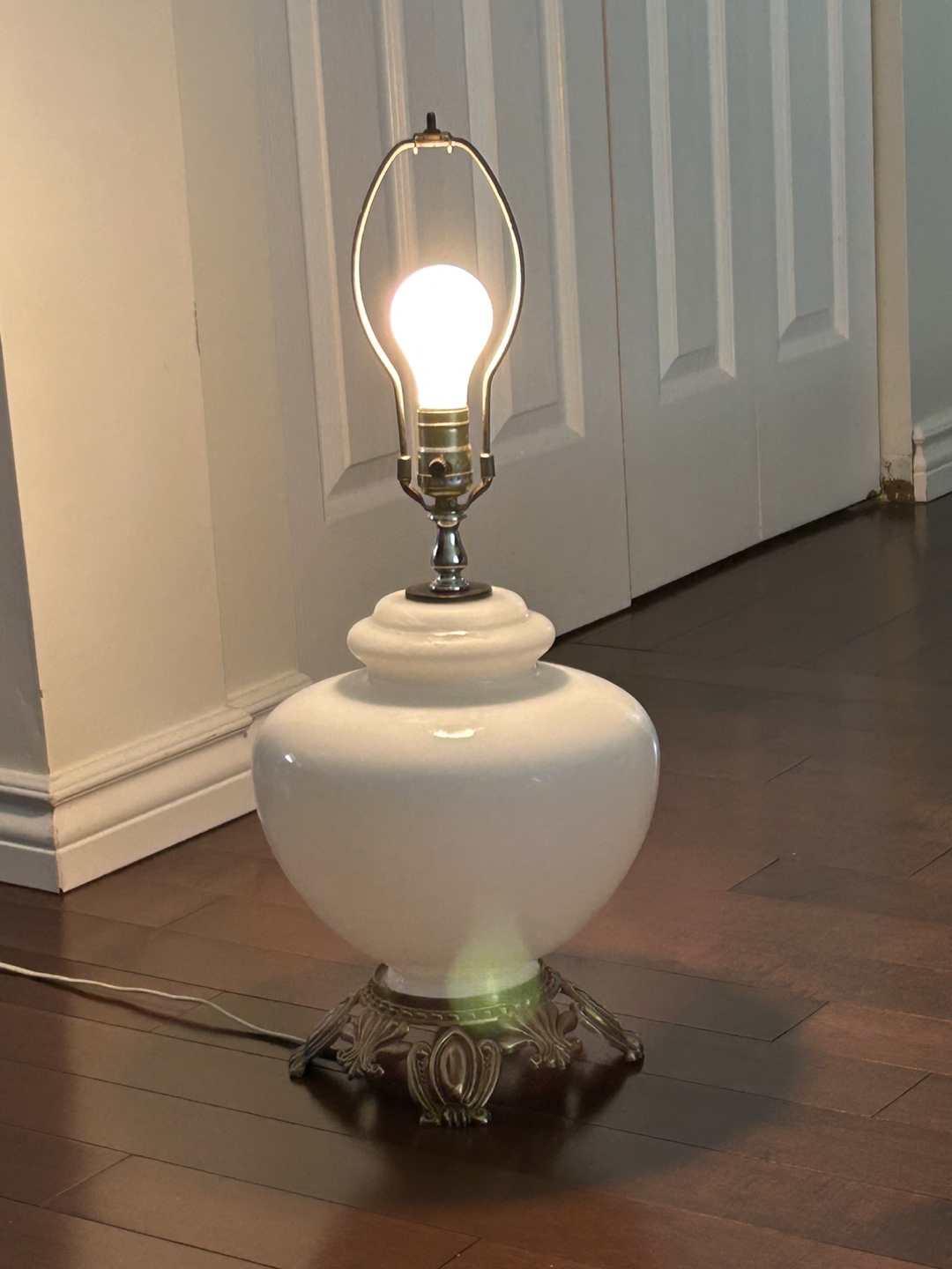 White Table Lamp with Gold Base - photo 3
