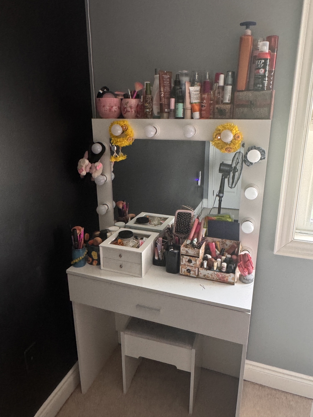 White Vanity Table with Lighted Mirror
