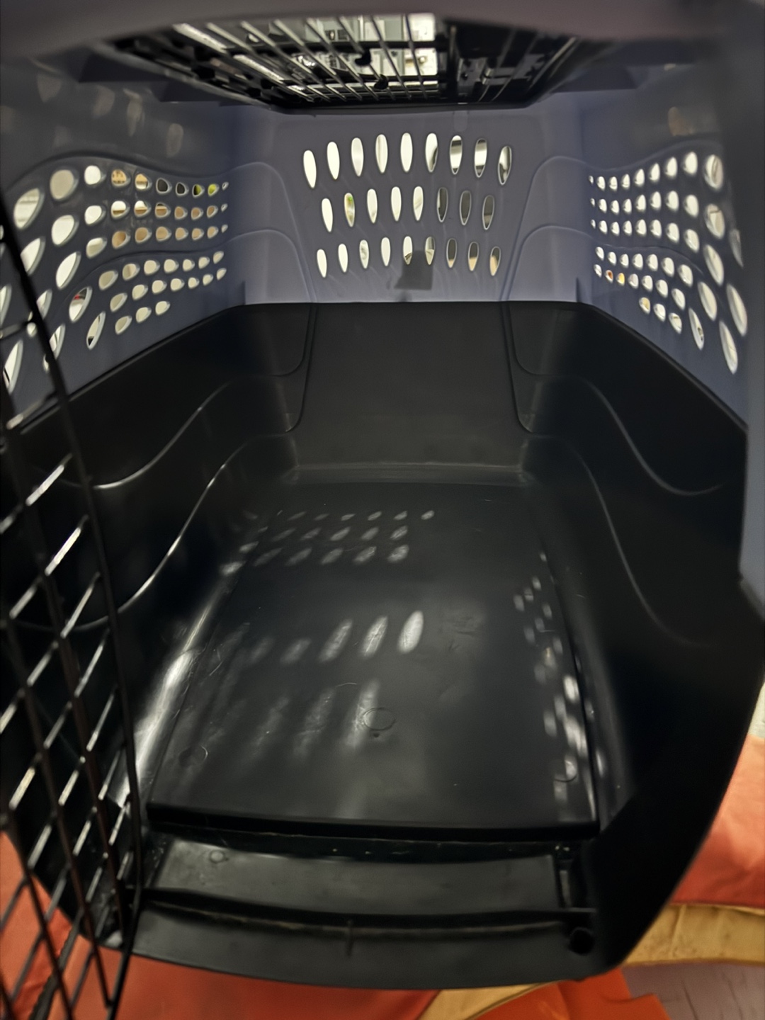 Pet carrier must go asap 10$ - photo 2