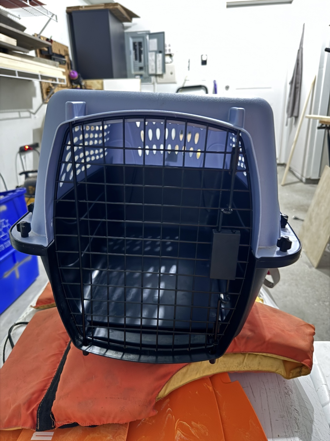 Pet carrier must go asap 10$