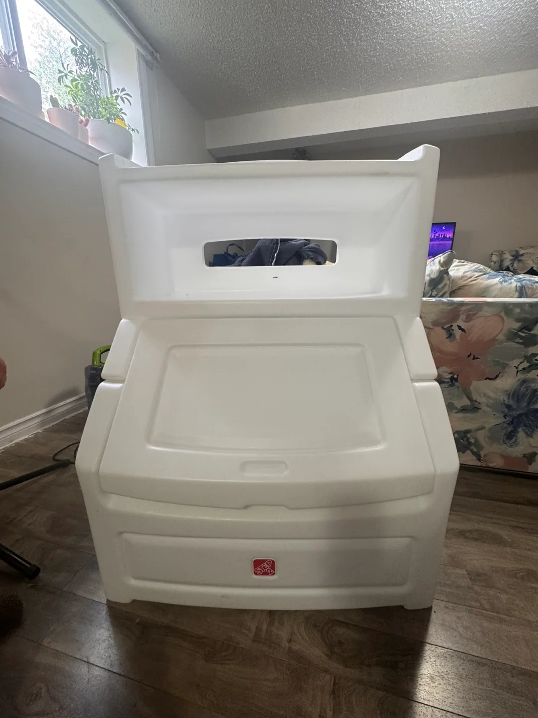 Toy chest with book shelf 🧡