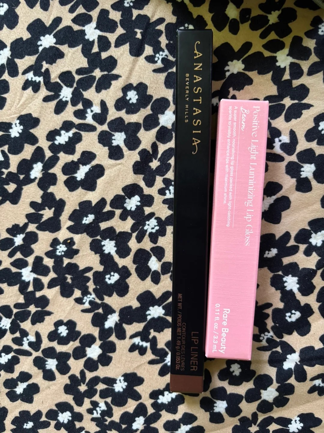 Lip liner with lipgloss(Brand new)