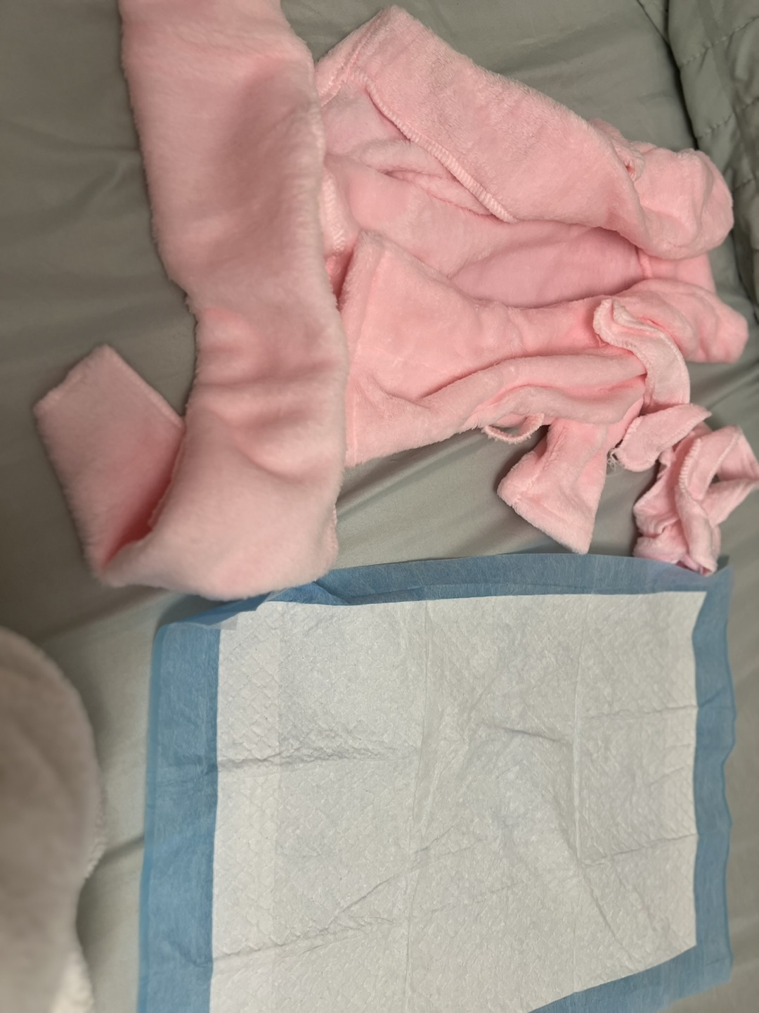 Infant photoshoot - baby pink robe (0-2mo) - photo 4