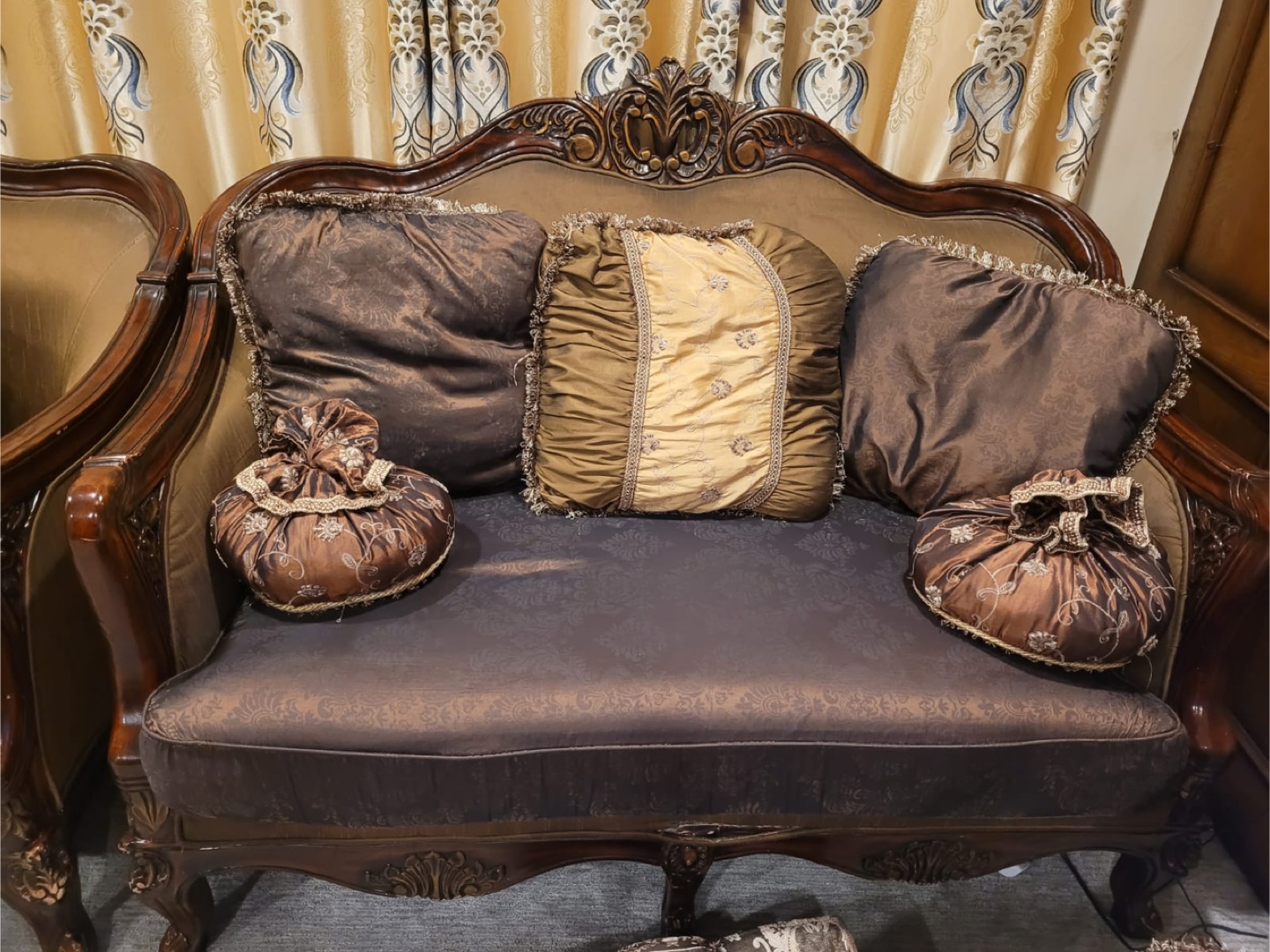 Antique Style Brown Sofa with Pillows - photo 3