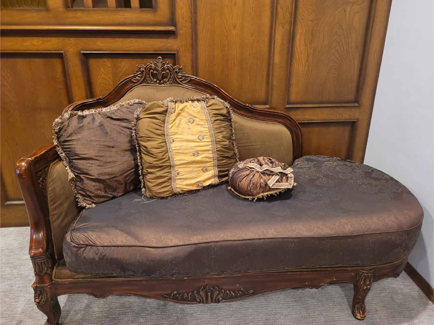 Antique Style Brown Sofa with Pillows