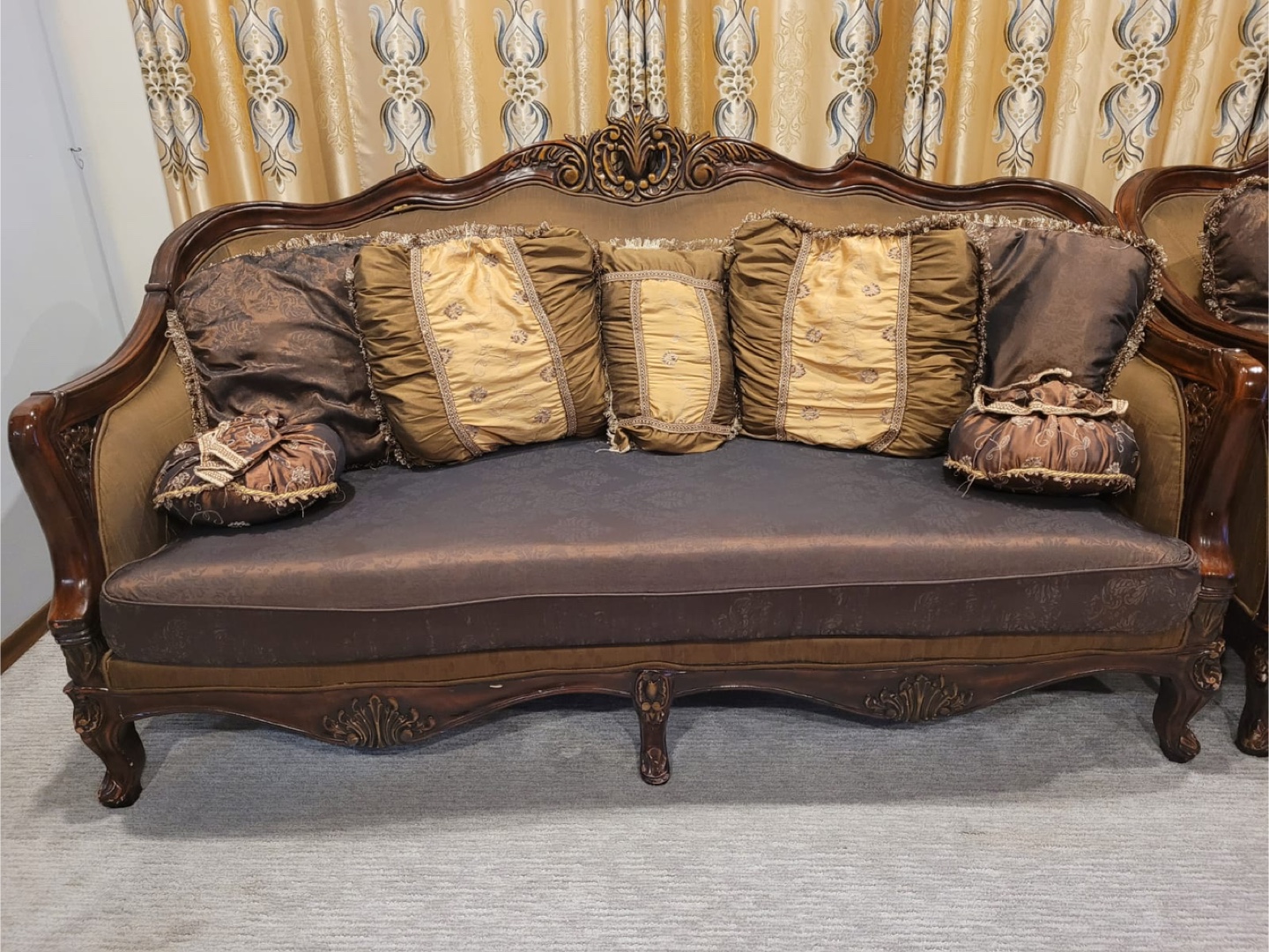 Antique Style Brown Sofa with Pillows - photo 2
