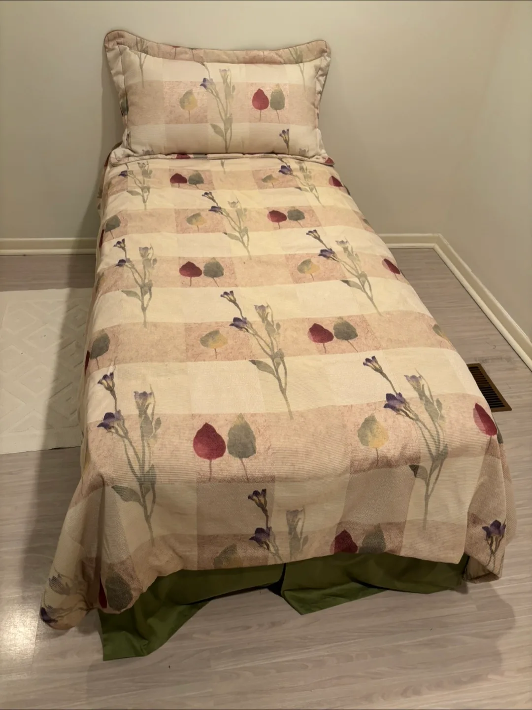 Twin Bedding Set - Floral Pattern thumbnail