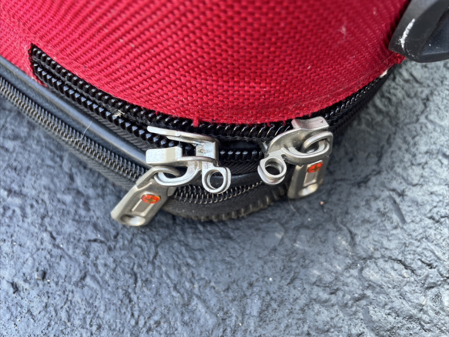 Large 29” Swiss Gear Red Luggage - photo 4