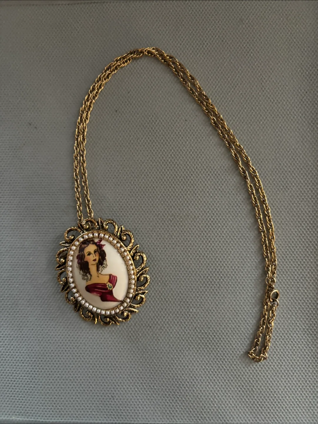 Vintage Style Cameo Pendant Necklace thumbnail