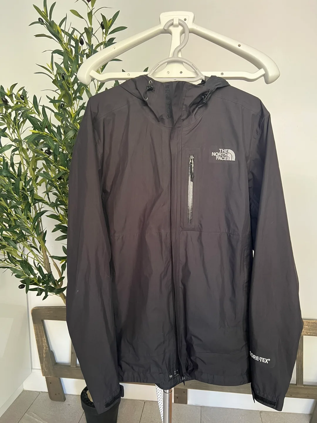 The North Face GORE-TEX Men’s rain jacket (M) thumbnail