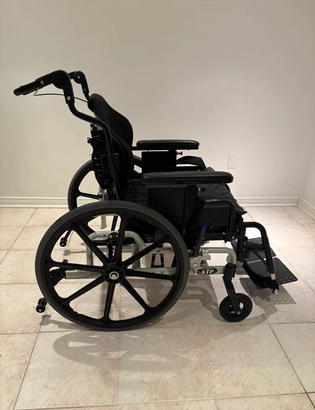 HME Wheelchair - Black image indicator(4)
