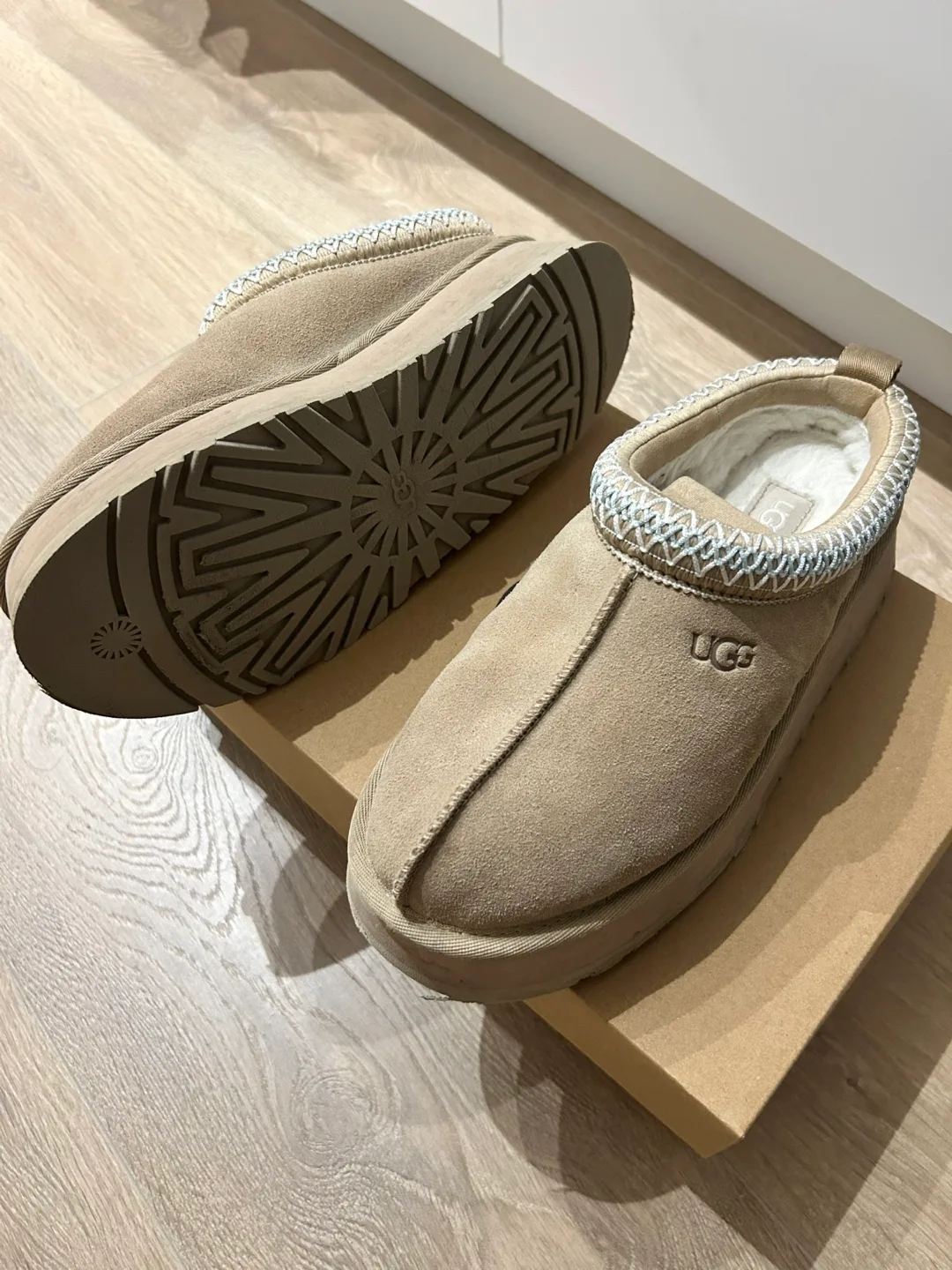 UGG Tazz II (size 6) image indicator(4)