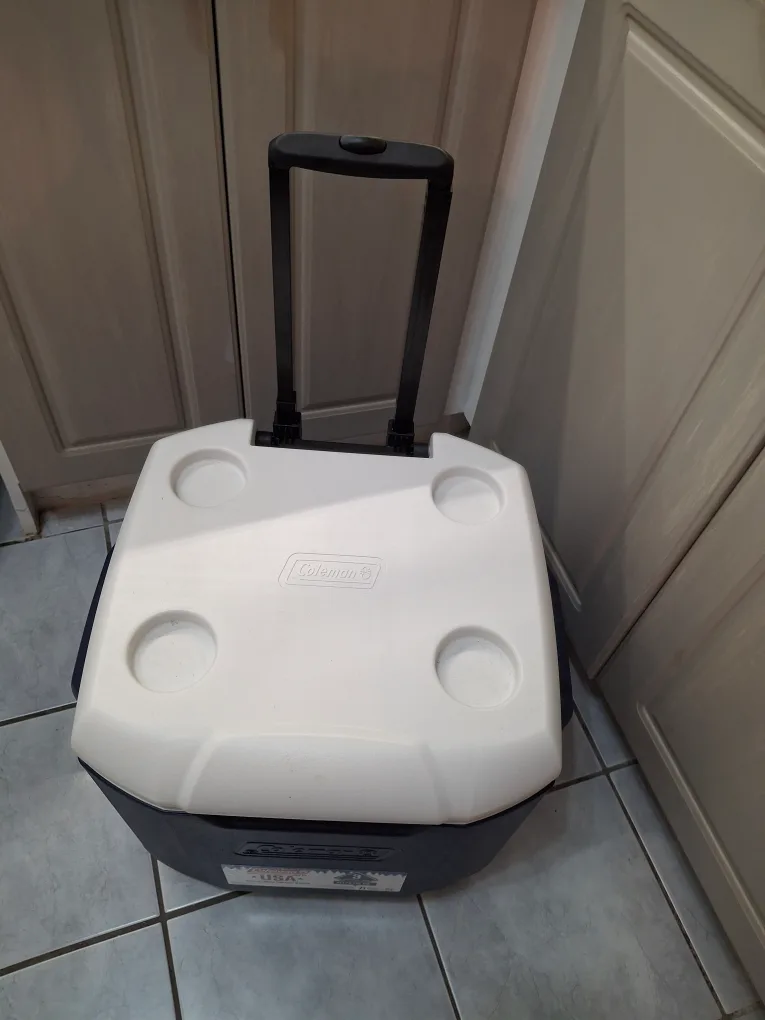 Coleman 71L Wheeled Cooler - Blue/White image indicator(3)