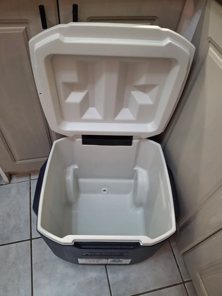 Coleman 71L Wheeled Cooler - Blue/White image indicator(4)