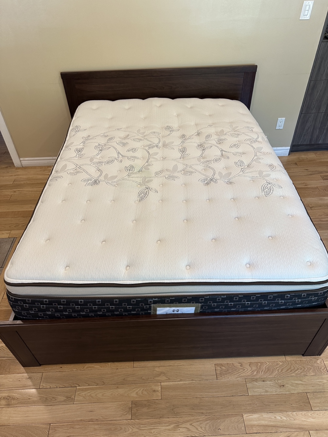 IKEA BRUSALI Queen Bed Set with Sealy Mattress (CAN DELIVER)
