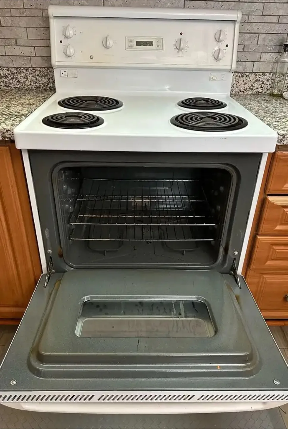 GE Electric Range - White image indicator(3)