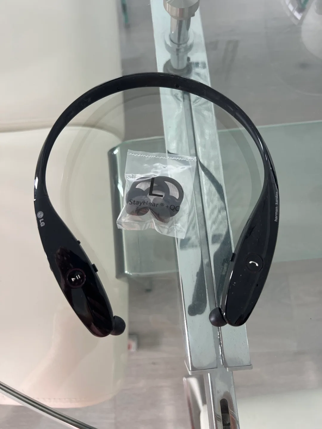 LG Harman Kardon Wireless Headset thumbnail