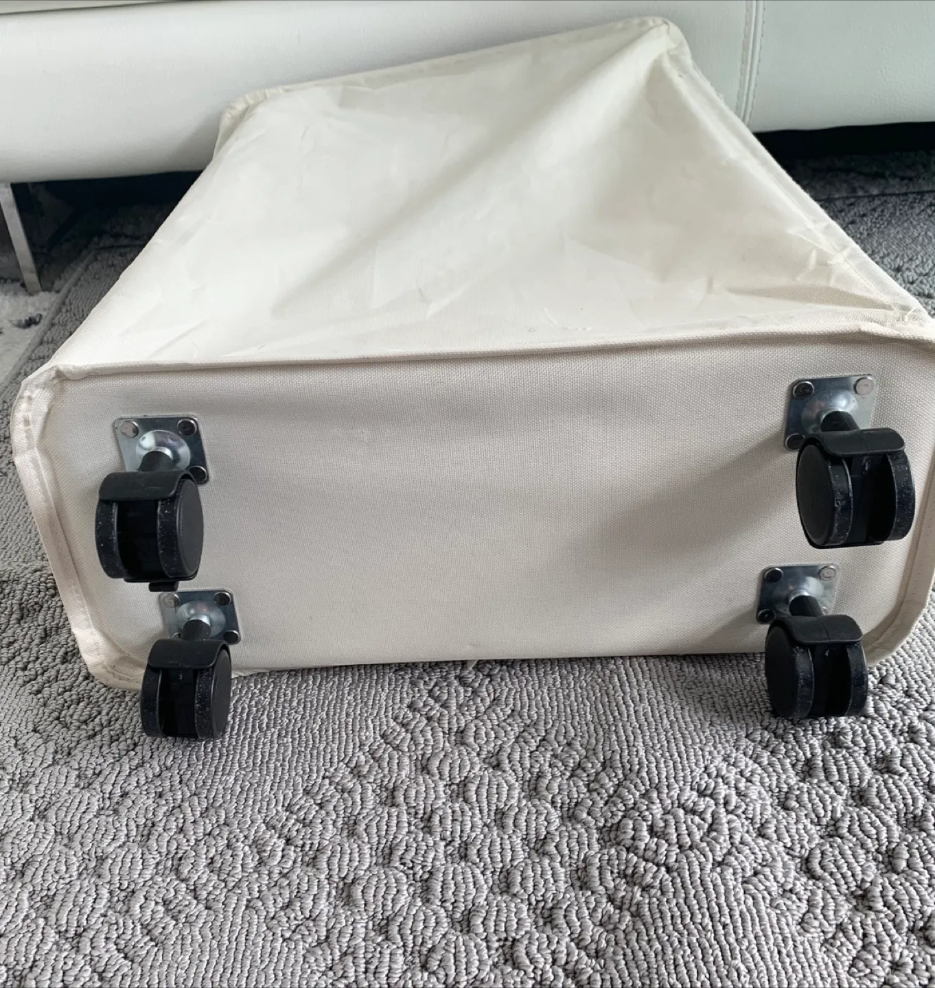 Laundry Hamper on Wheels image indicator(5)