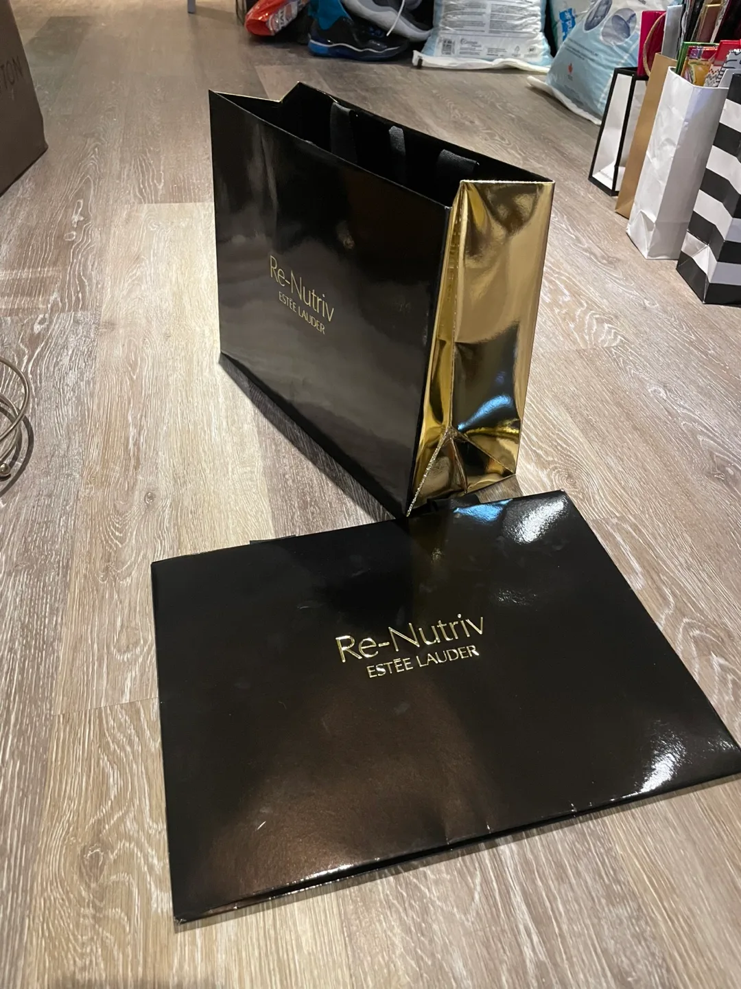 Estee Lauder Re-Nutriv Shopping Bag & Gift Box thumbnail