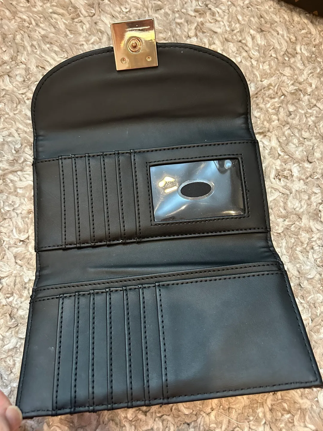 Guess Wallet image indicator(3)