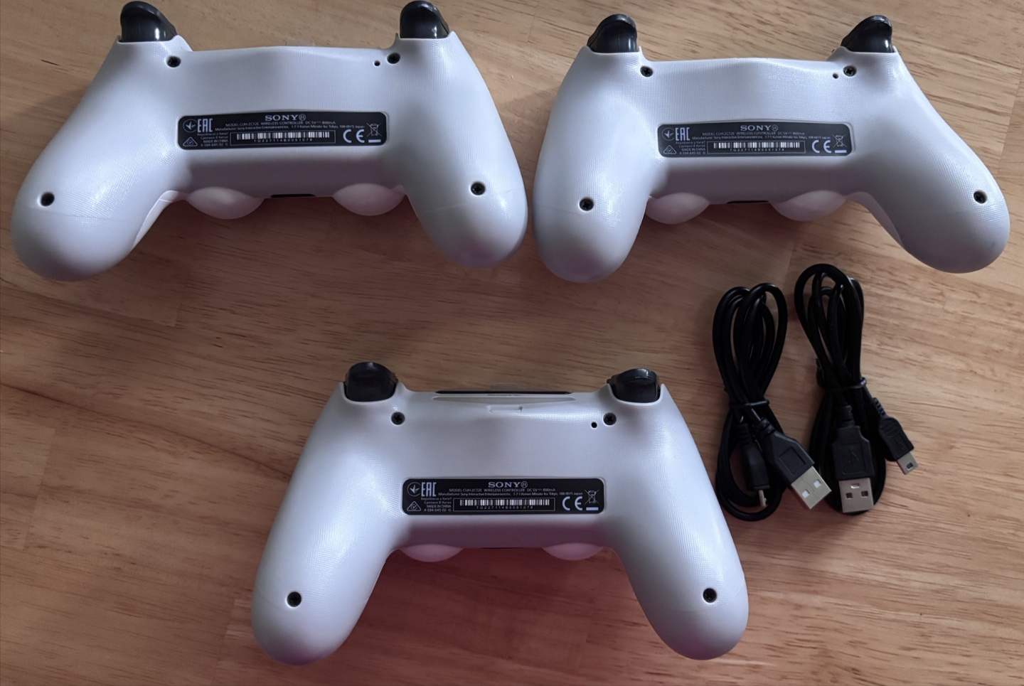Sony PlayStation 4 DualShock 4 Wireless Controller - White - photo 2