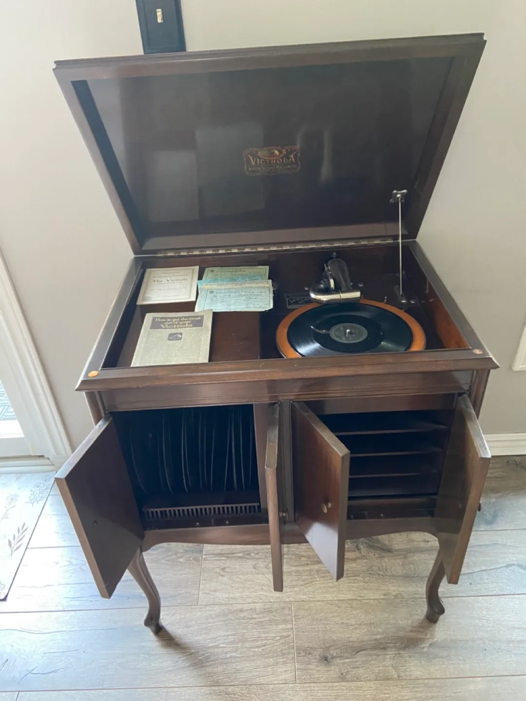 Victrola Record Player Cabinet 1925 image indicator(3)